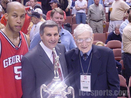 Jim Harrick, head coach of Georgia Bulldongs, and John R. Wooden.